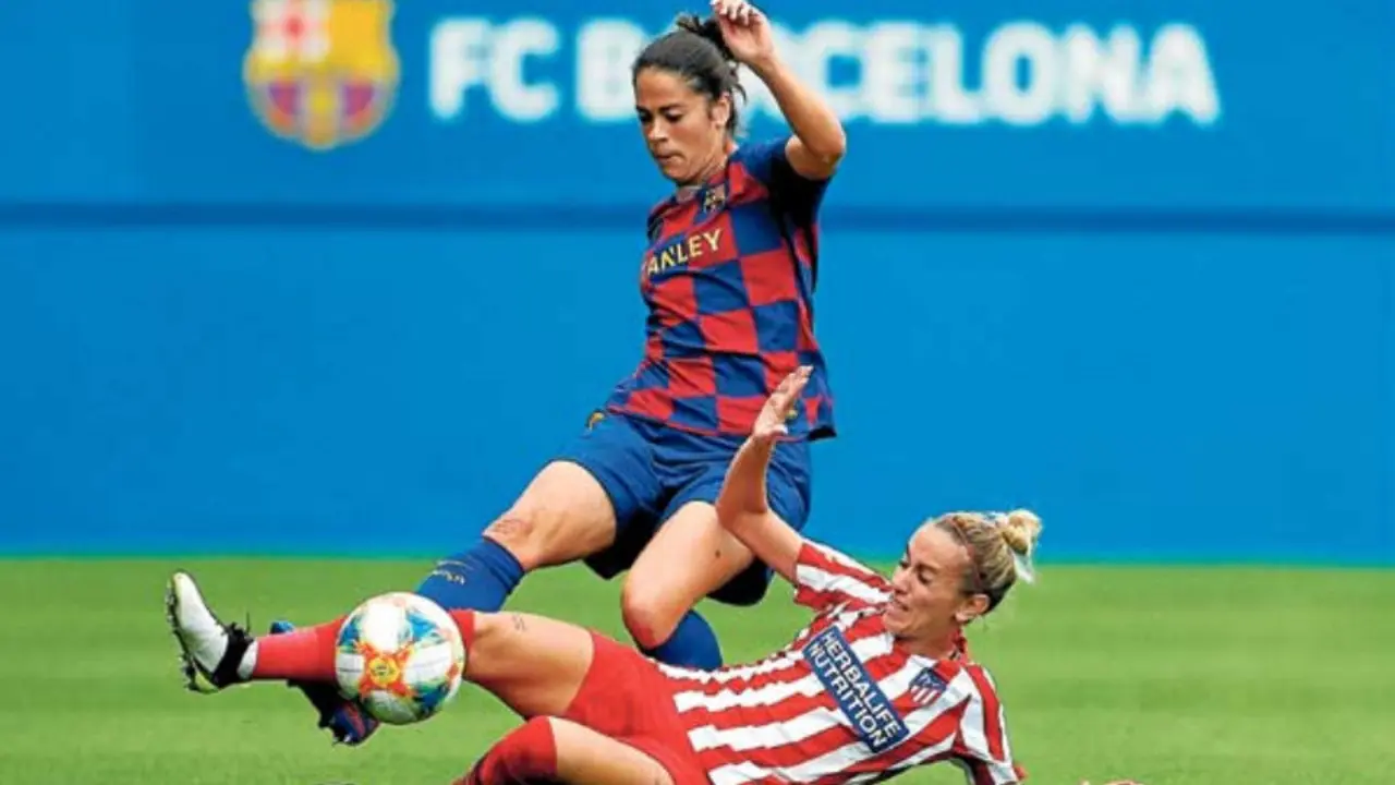 La jugadora del Barcelona Marta pugna con Menayo, del Atlético, en la tercera jornada de la Liga Iberdrola disputado en el estadio Johan Cruyff.