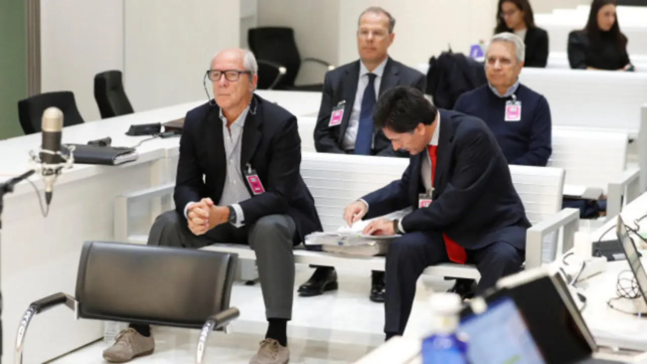 O expresidente de Caixanova Julio Fernández Gayoso e tres exdirectivos da entidade, na AN. ZIPI (Efe)