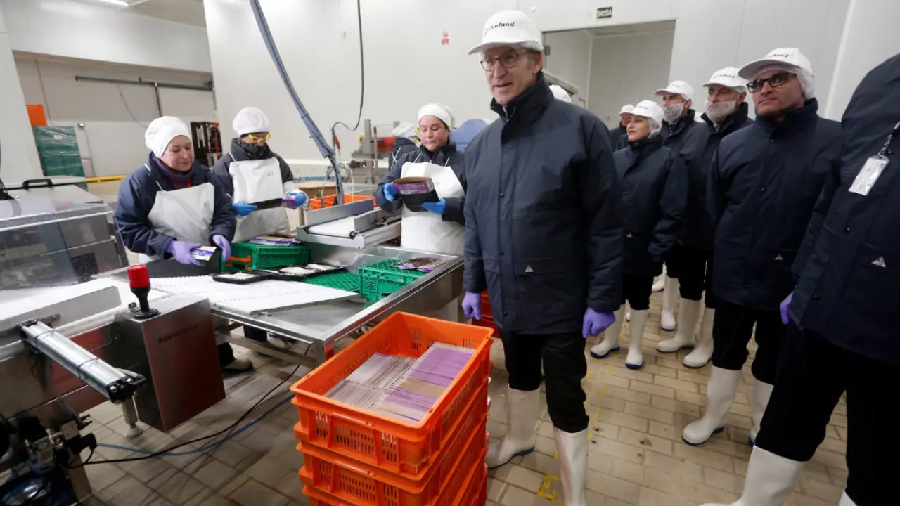 Feijóo visita as instalacións de Cefrico en Vilagarcía. JAVIER CERVERA.