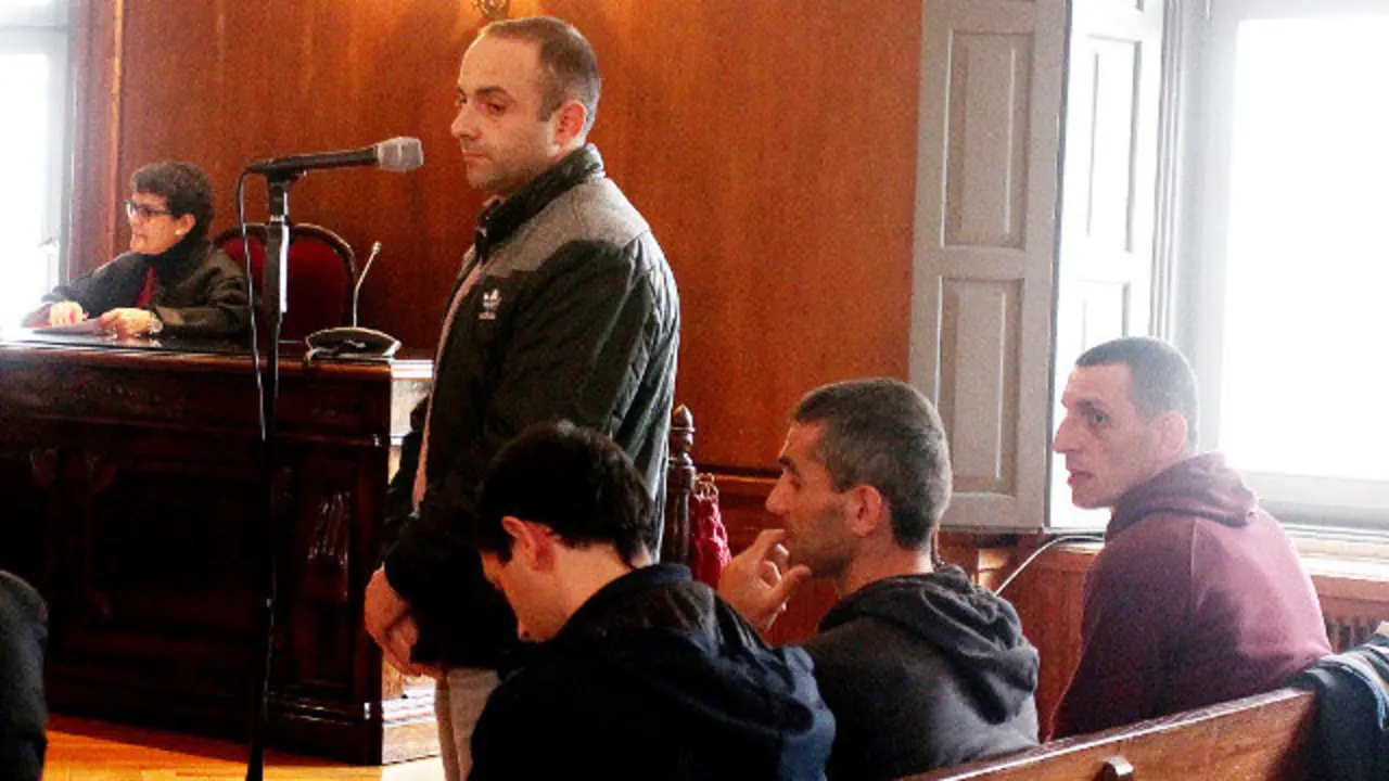 Os acusados, no banco da Audiencia de Pontevedra. DAVID FREIRE