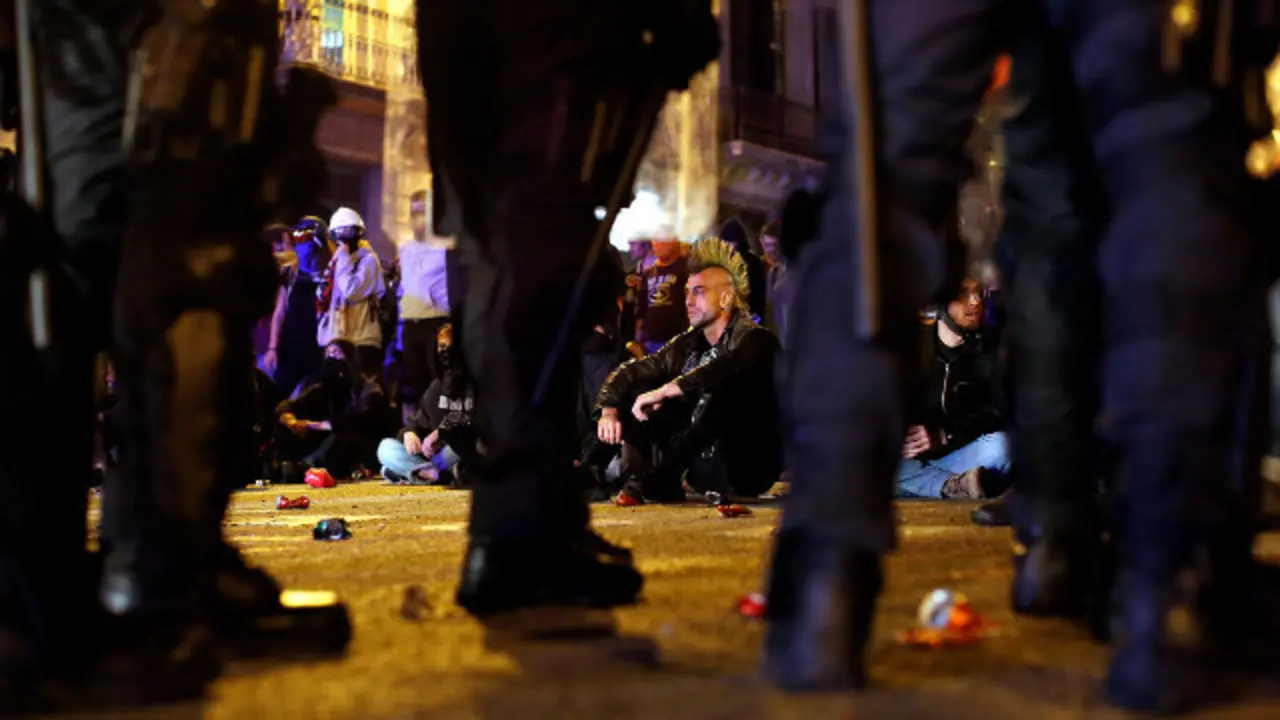 Varios mossos, durante unha actuación ante milleiros de persoas convocadas polos CDR. ALEJANDRO GARCÍA (Efe)