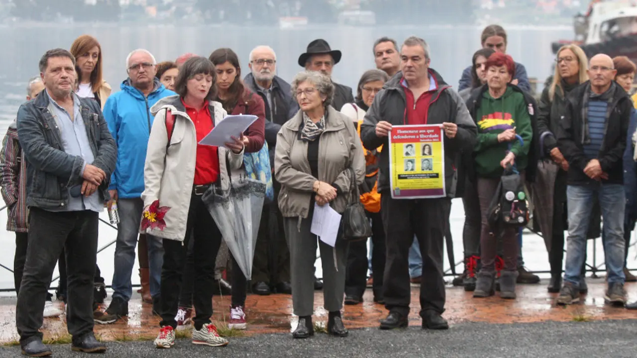 Familiares dos presos de San Simón comparecen para pedir á Xunta que impida a festa de Samaín na illa. RAFA FARIÑA