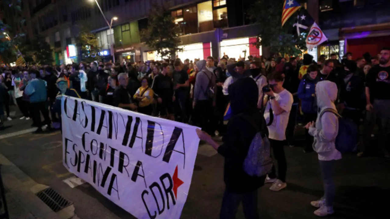 Concentración convocada este miércoles por los CDR en Barcelona. TONI ALBIR (EFE)