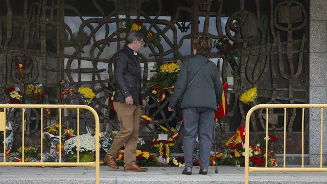 Varias personas depositan flores delante del panteón de la familia Franco. PACO CAMPOS
