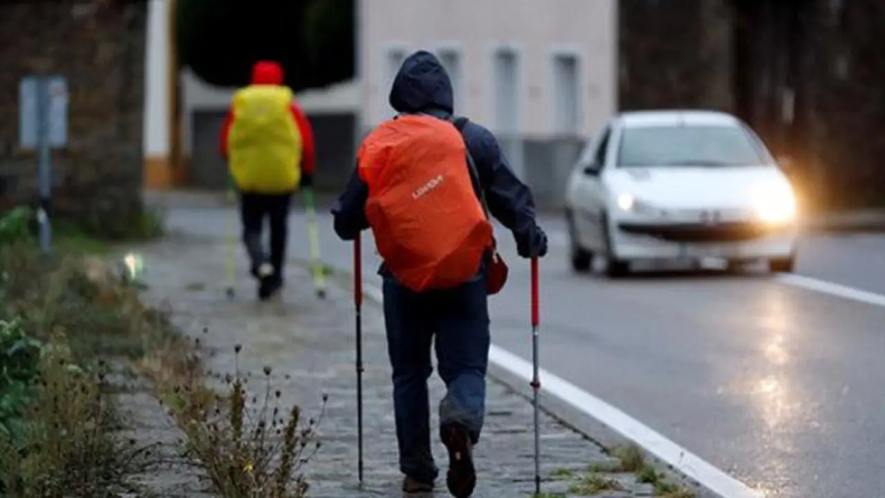 Peregrinos bajo la lluvia. ELISEO TRIGO