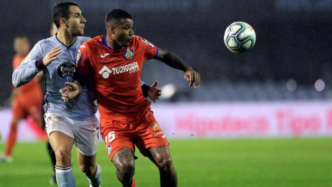 Hugo Mallo disputa el balón ante Robert Kenedy. SALVADOR SAS (Efe)