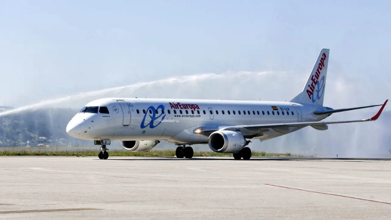 Un avión de Air Europa, en el aeropuerto de A Coruña. EFE (ARCHIVO)