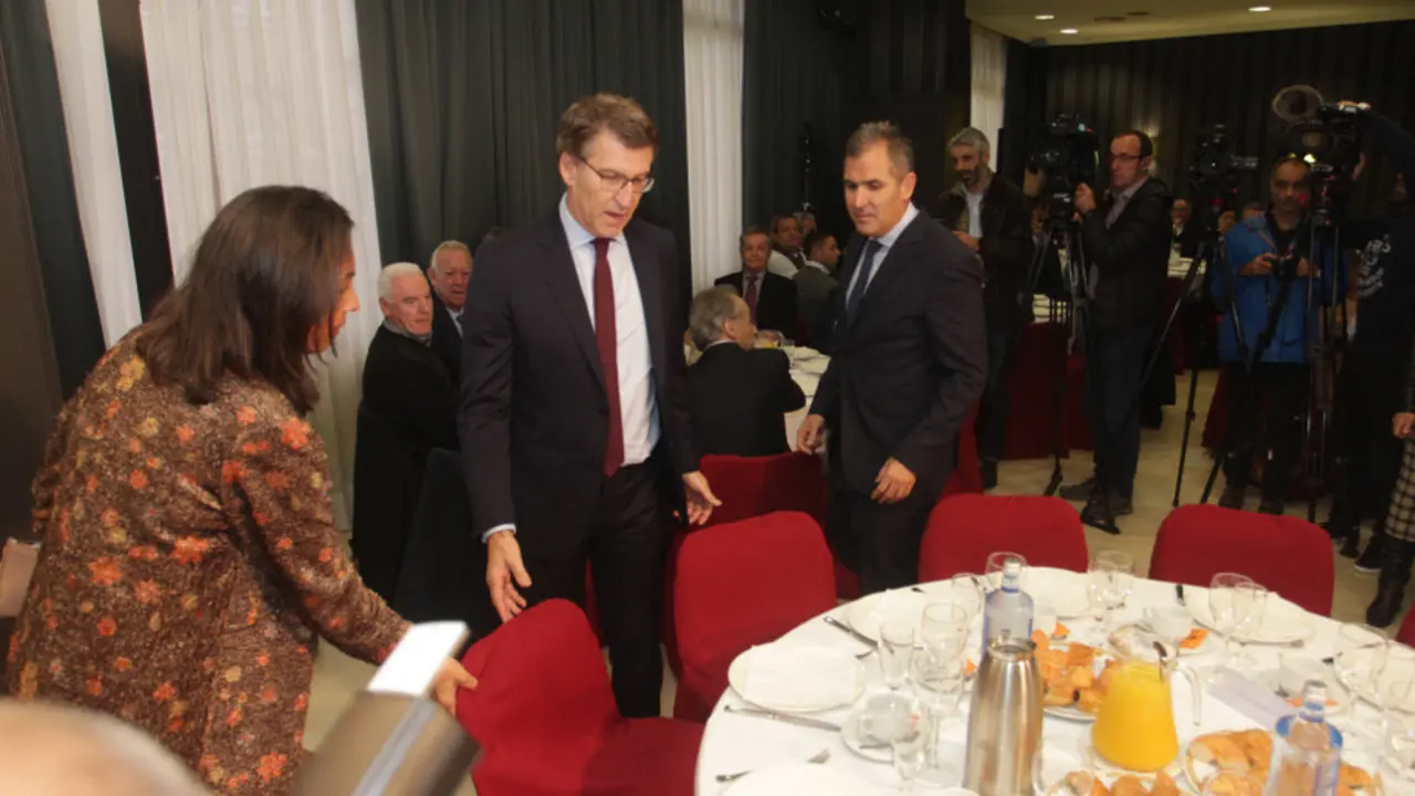 María Ramallo, Alberto Núñez Feijóo y Rafa Domínguez, durante el encuentro de este lunes. DAVID FREIRE