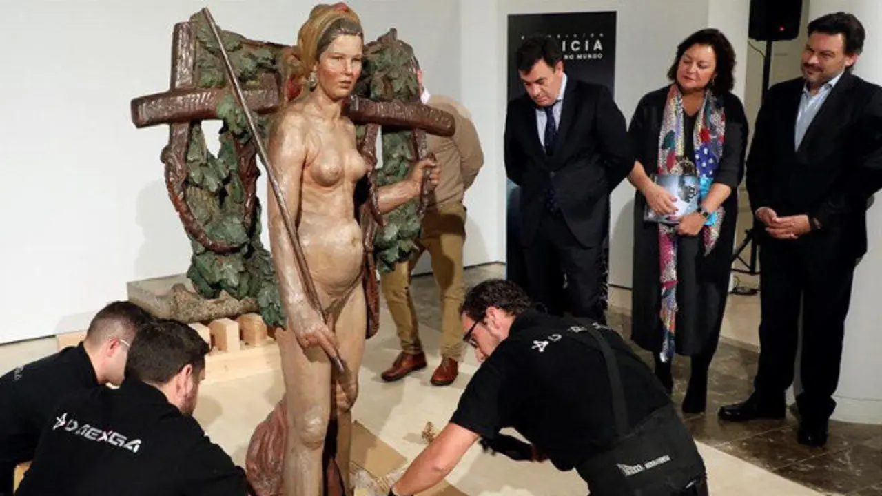 Varios operarios desembalan a escultura da Santa de Francisco Asorey. XOÁN REY (EFE)