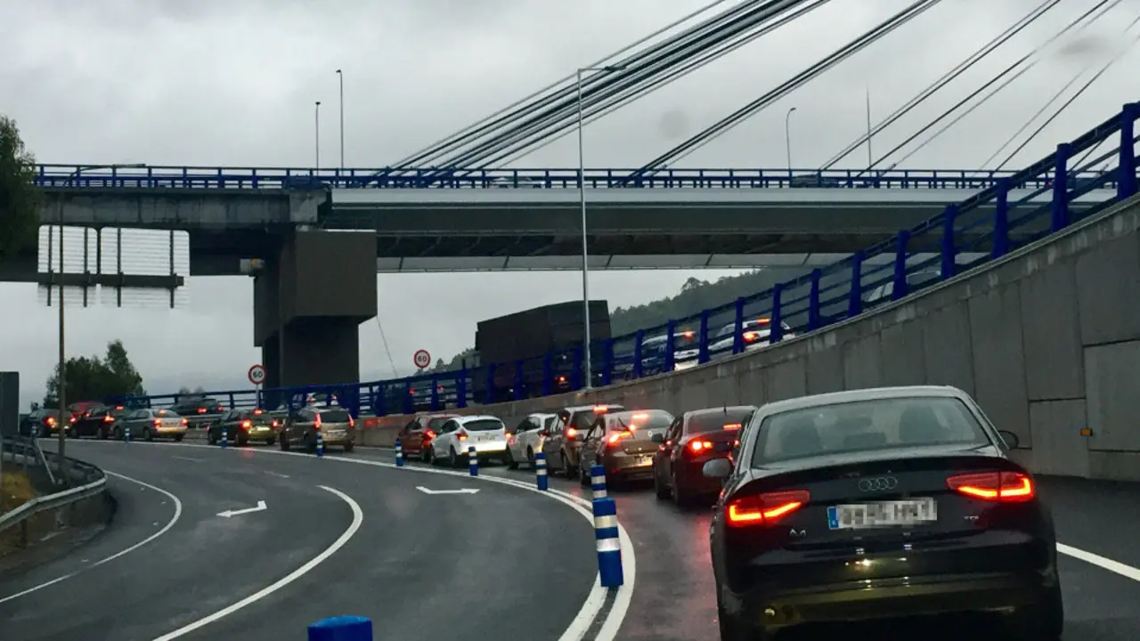 Atasco por las obras en Rande. ADP