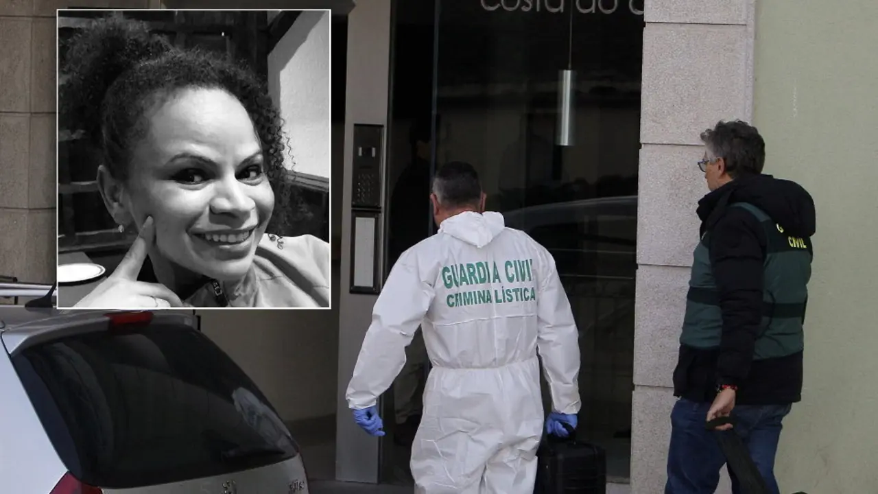 Efectivos de la Guardia Civil ante el portal de la casa en la que se registraba el crimen de Foz y sobreimpresionada, la imagen de la víctima.J M ÁLVEZ