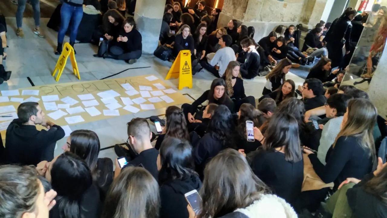 A protesta dos manifestantes. TWITTER (AsambleMed)