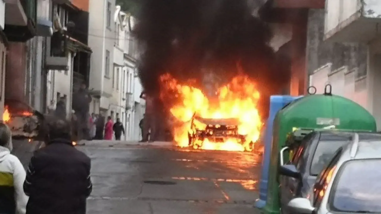 Un dos coches afectados polo incendio de Agarimo. TRÁFICO FERROLTERRA
