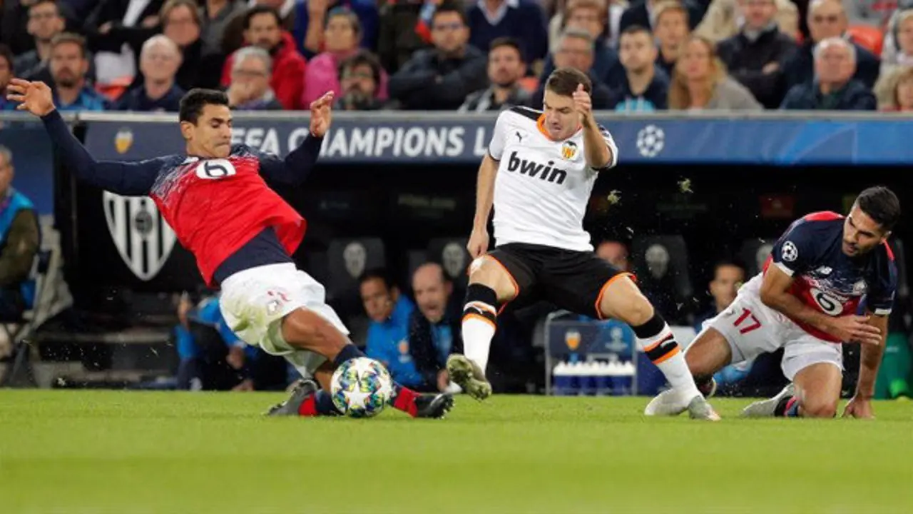 Manu Vallejo (c) entre Benjamin Andre (i) y Zeki Celik (d). EFE