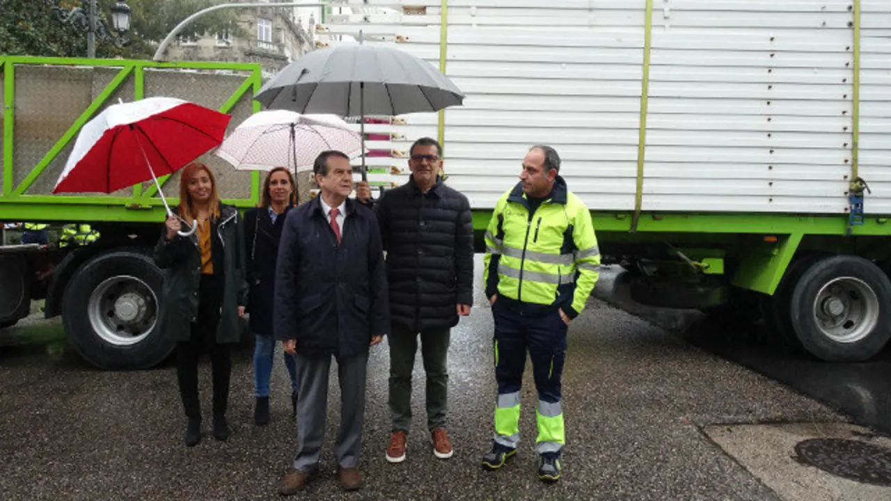 Caballero, en el centro, en el inicio de los trabajos de montaje de la noria de Vigo. CONCELLO
