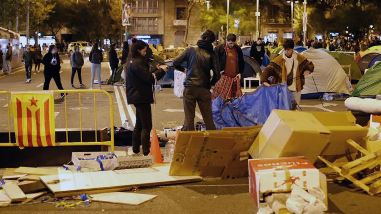 Preto de cen persoas abandonaron este sábado a acampada de Barcelona. ALEJANDRO GARCÍA (EFE)