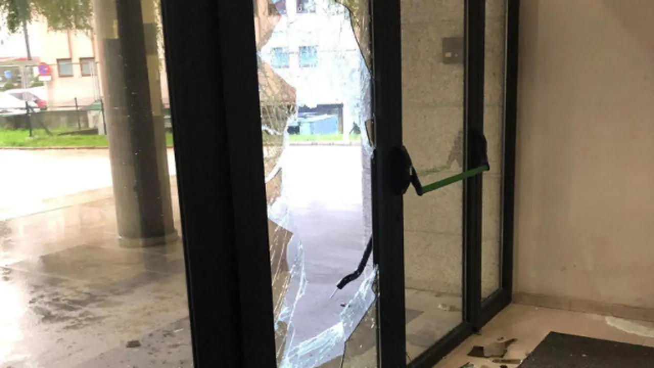 Porta dos xulgados de Vigo co cristal roto. TWITTER