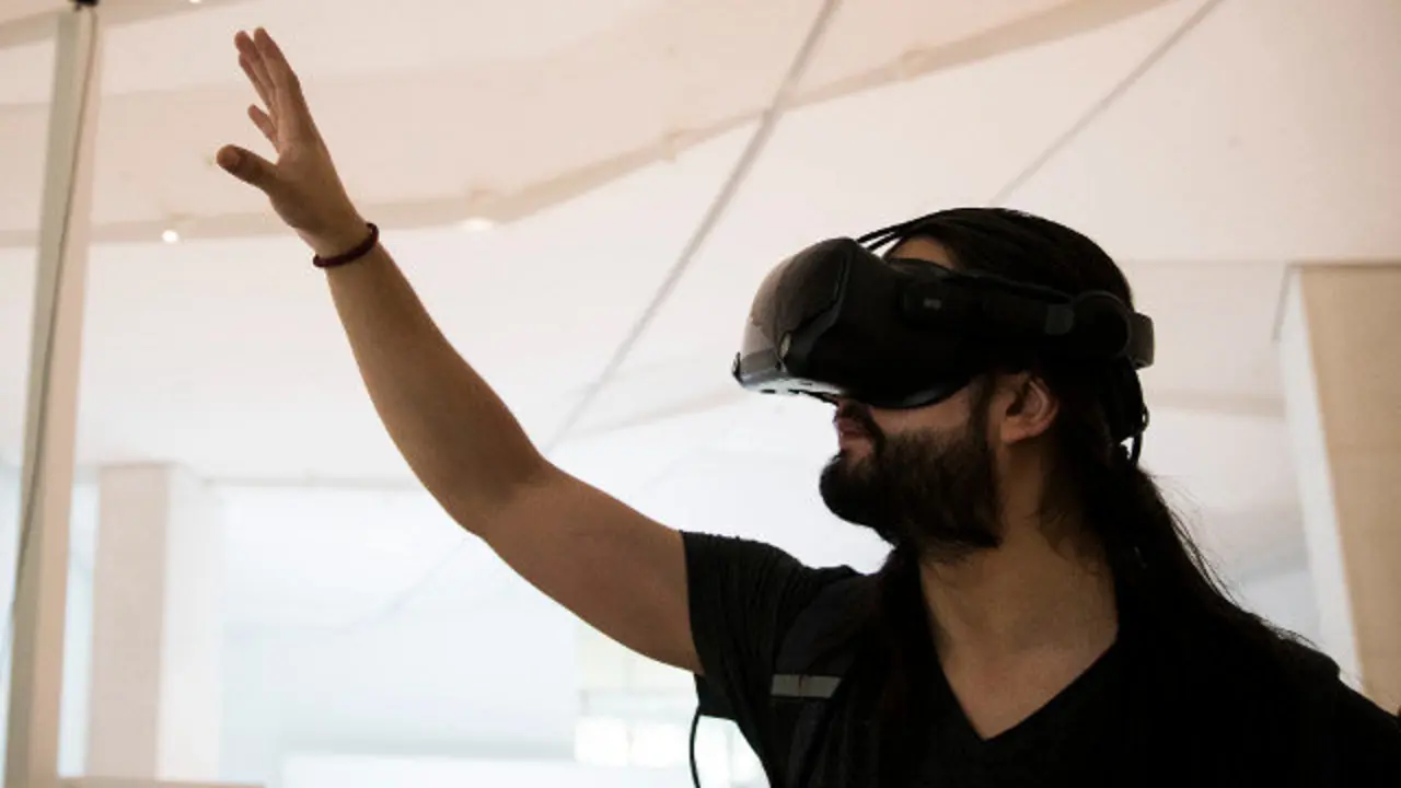 Un visitante na Cidade da Cultura cun dispositivo de realidade virtual. XUNTA