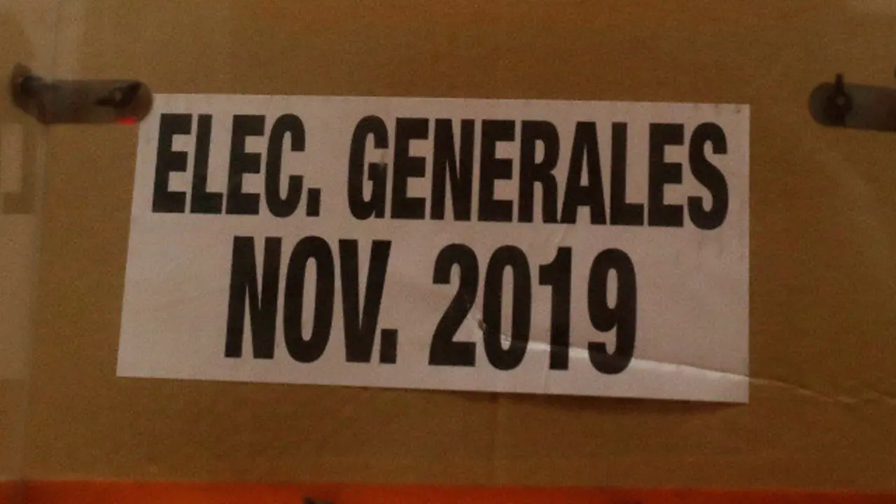 Urnas durante el montaje de la infraestructura de un colegio electoral. EFE