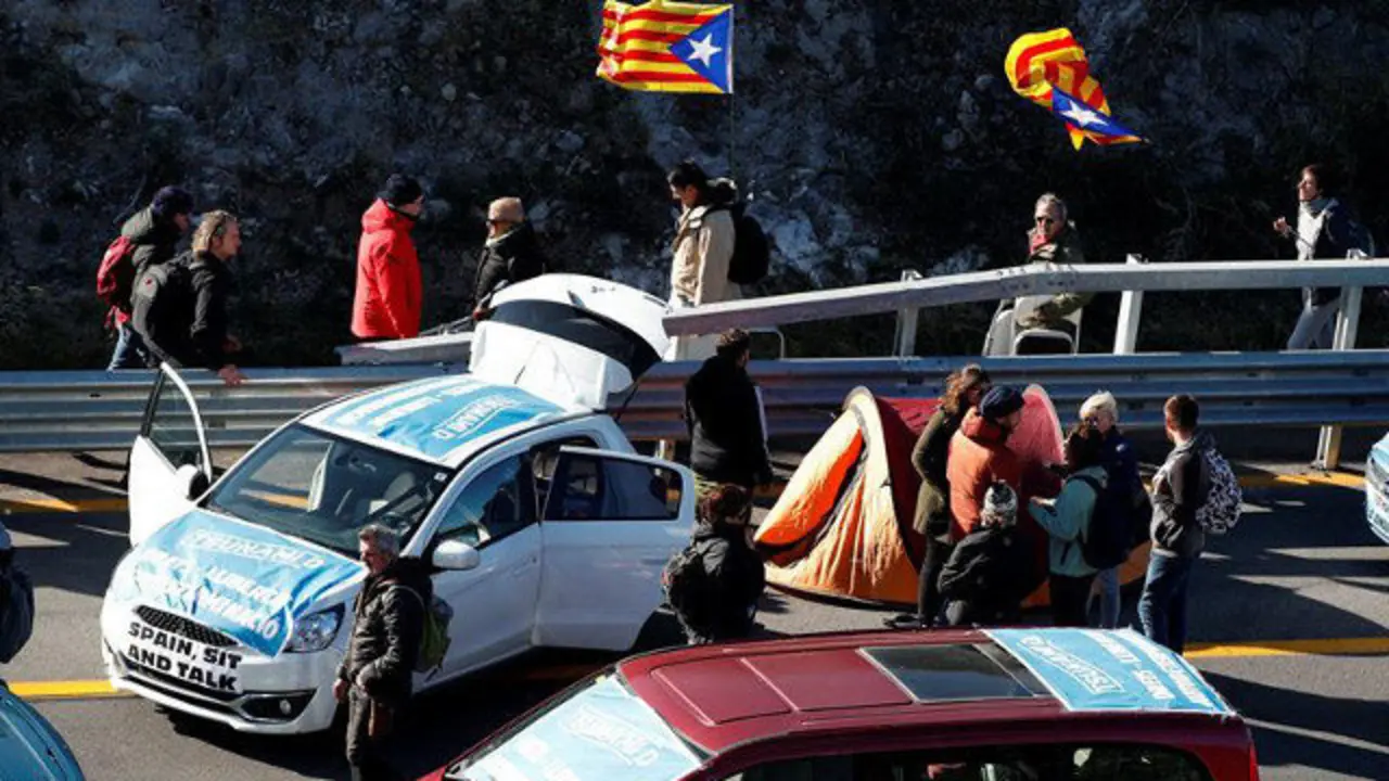Manifestantes na Jonquera. ALEJANDRO GARCÍA