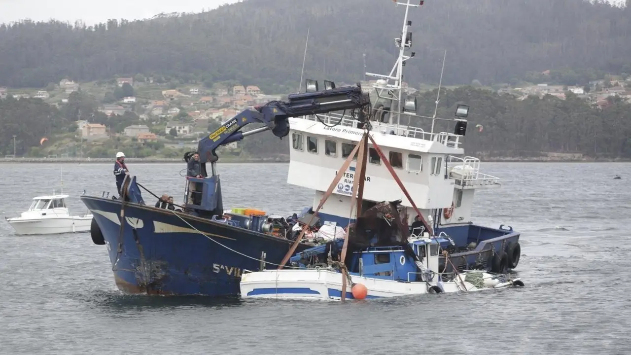 Un buque de Rianxo remolcó el Nuevo Marcos hasta puerto. ADP