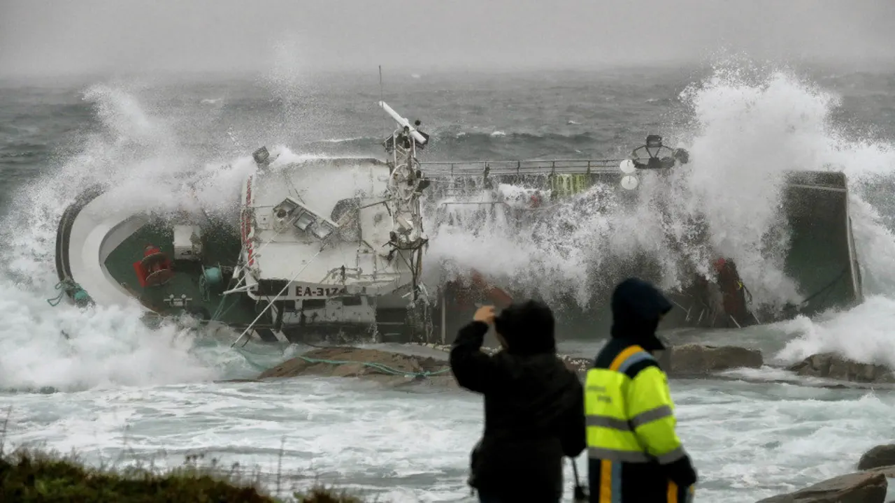 Las olas golpean por la tarde al Divina del Mar al frustrarse su remolque a puerto con la pleamar. LAVANDEIRA JR. (EFE)
