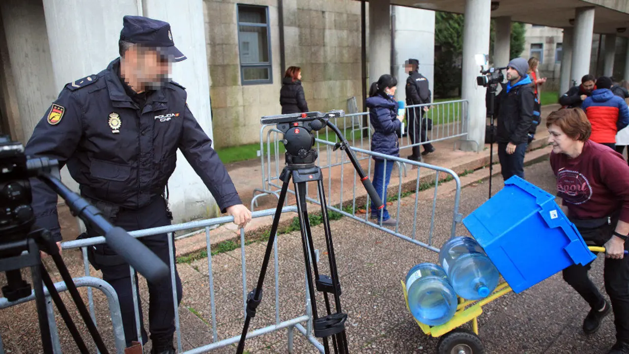 Periodistas trabajando ante los juzgados de Fontiñas durante el juicio contra El Chicle. PEPE FERRÍN (AGN)