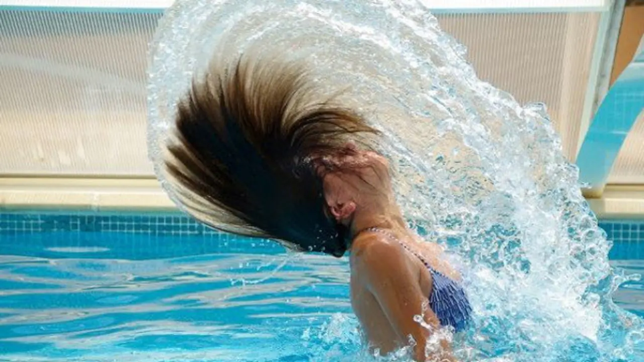 Una mujer en una piscina. EP