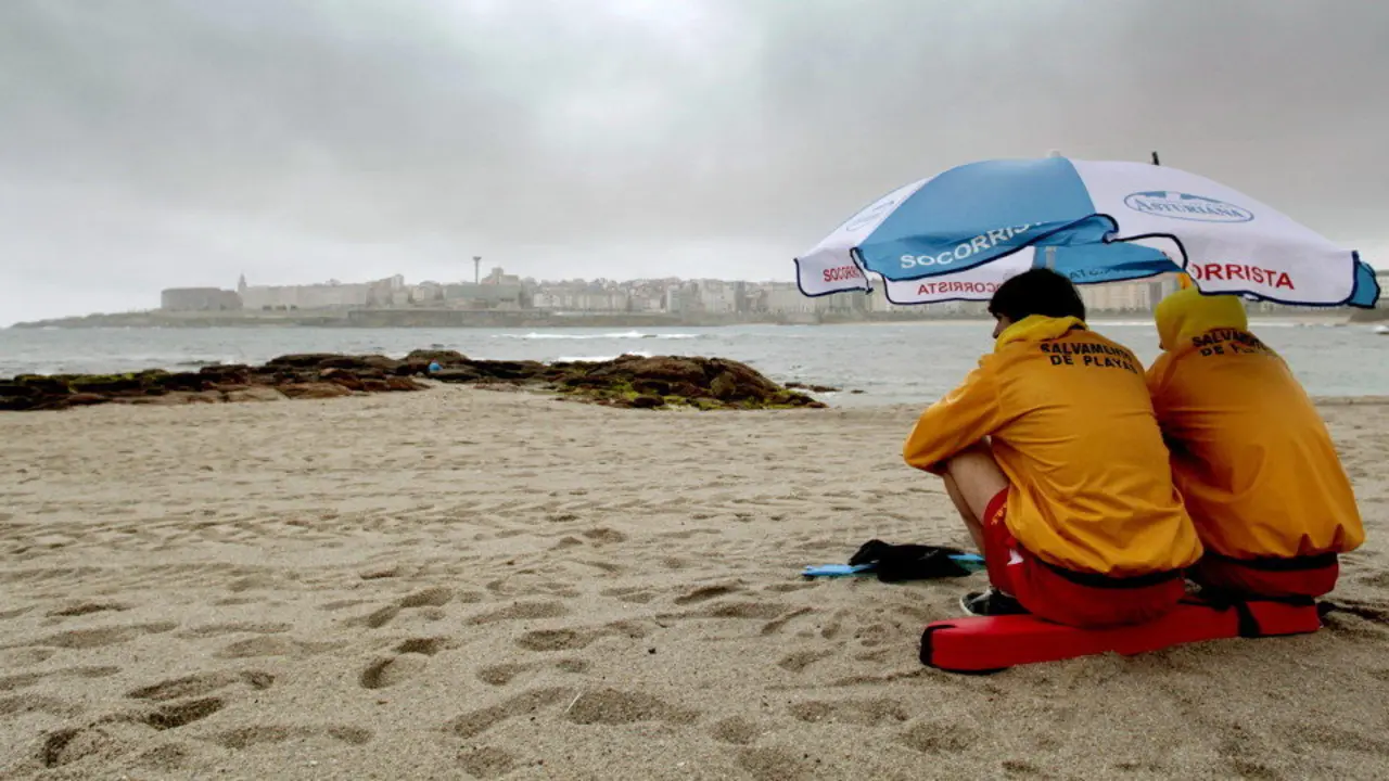 Socorristas en un arenal coruñés.EFE