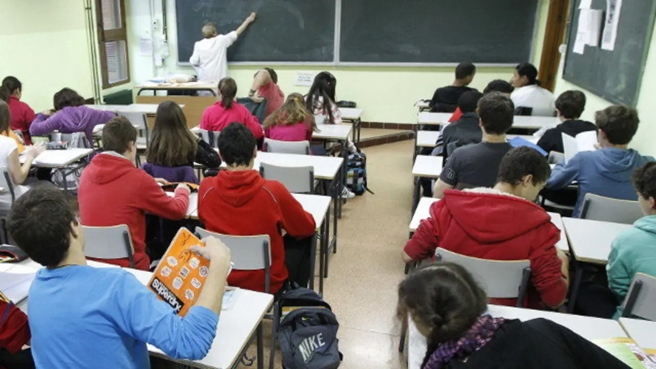 Alumnos nun aula. ARQUIVO