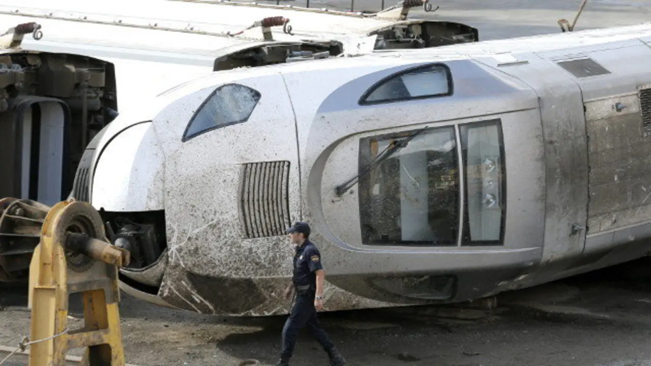 Parte del tren Alvia siniestrado en una nave en Padrón. ARCHIVO