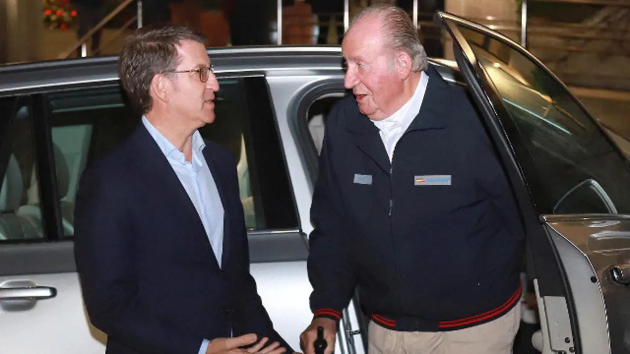 Alberto Núñez Feijóo y el rey emérito, este sábado en Sanxenxo. EFE