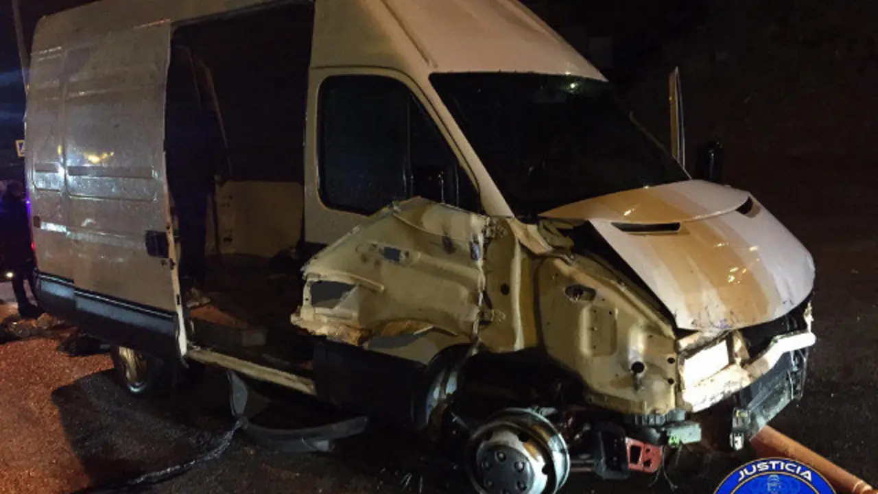 Así quedó la furgoneta kamikaze de Ceuta. JUPOL