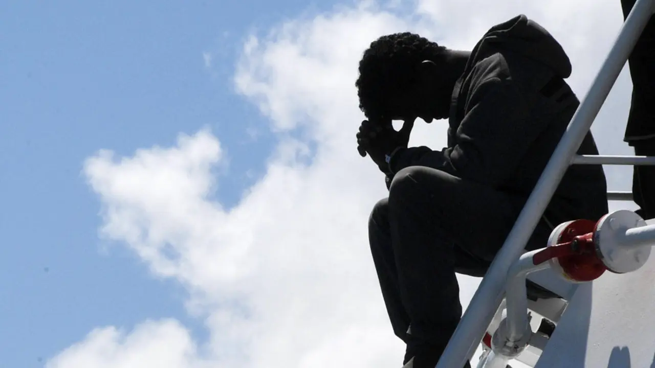 Imagen de archivo de un joven migrante antes de desembarcar. CIRO FUSCO (EFE)