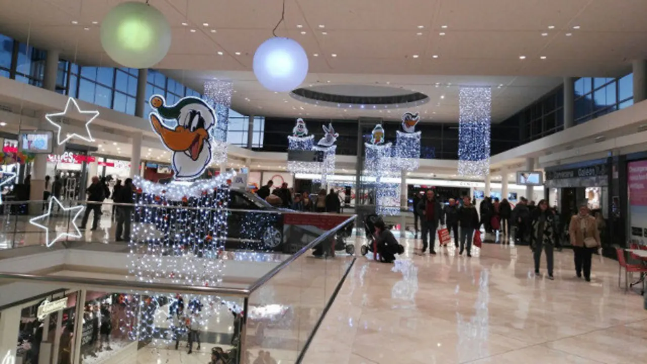 Os consumidores prefiren realizar as súas compras en tendas físicas e concretamente, en grandes almacéns. EP