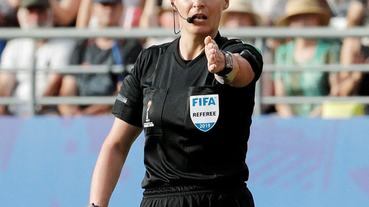 Una árbitra durante un partido. AEP