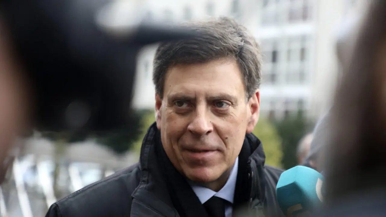 Juan Carlos Quer atiende a los medios de comunicación en los juzgados de Santiago de Compostela. XOÁN REY (EFE)