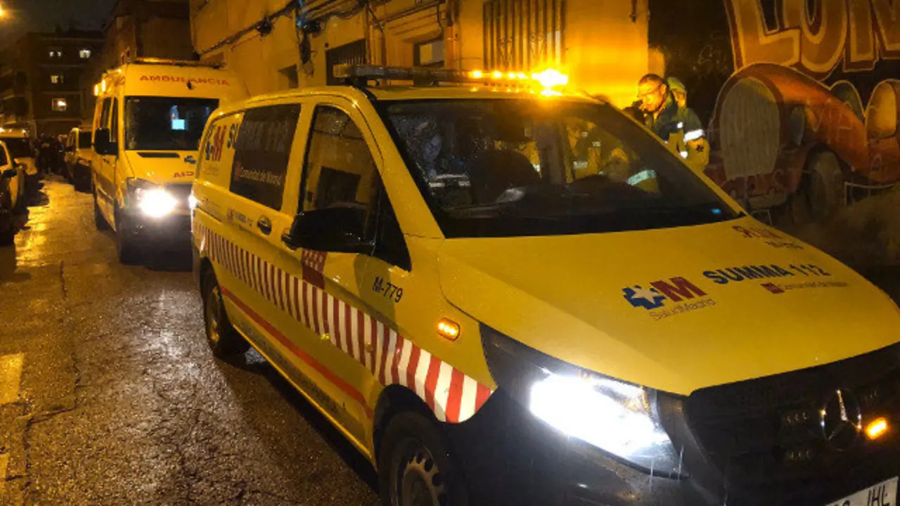 Efectivos de urxencias fronte ao domicilio da muller en Carabanchel. TWITTER (@112cmadrid)