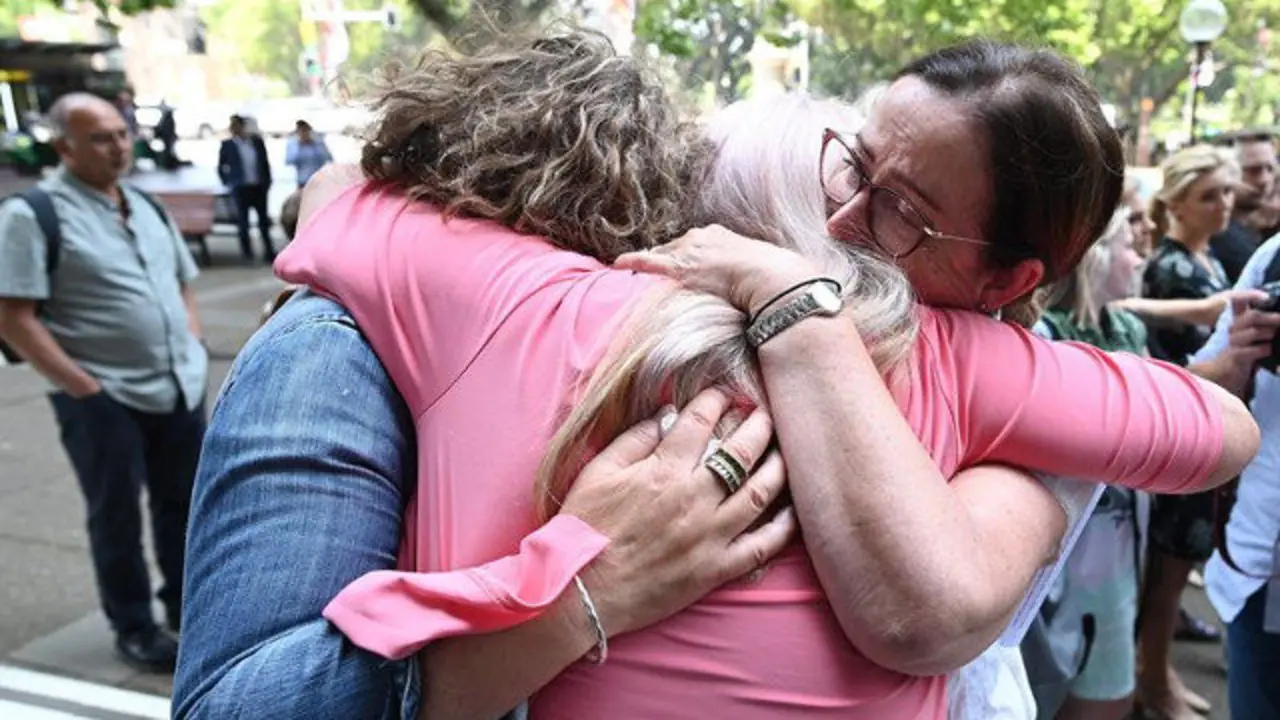 Un grupo de mulleres celebra a sentenza. EFE