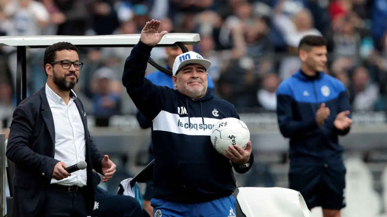 Maradona saluda a los aficionados durante su primer entrenamiento al frente de Gimnasia y Esgrima de La Plata. DEMIAN ALDAY (EFE)