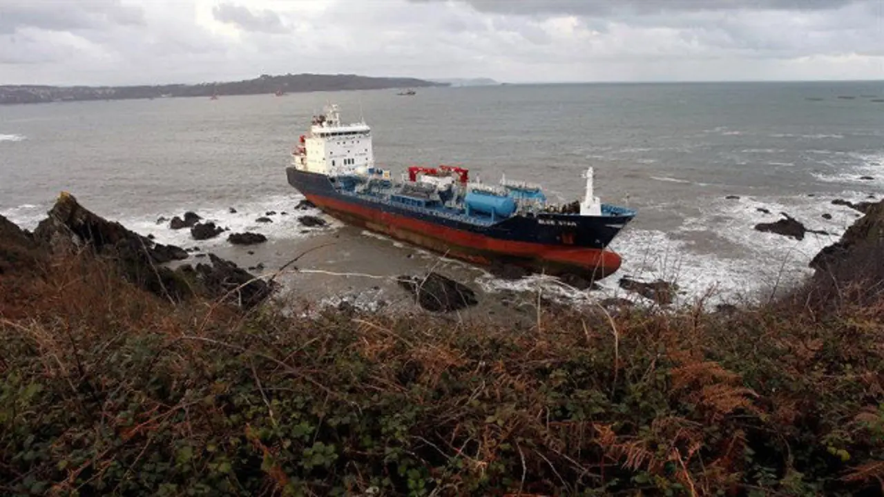 El barco quimiquero Blue Star, encallado en el litoral de Ares. EFE