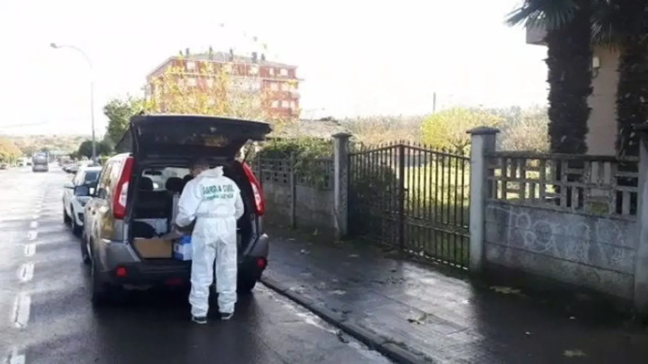 Personal de la Guardia Civil investigan el crimen de Rábade. XESÚS PONTE
