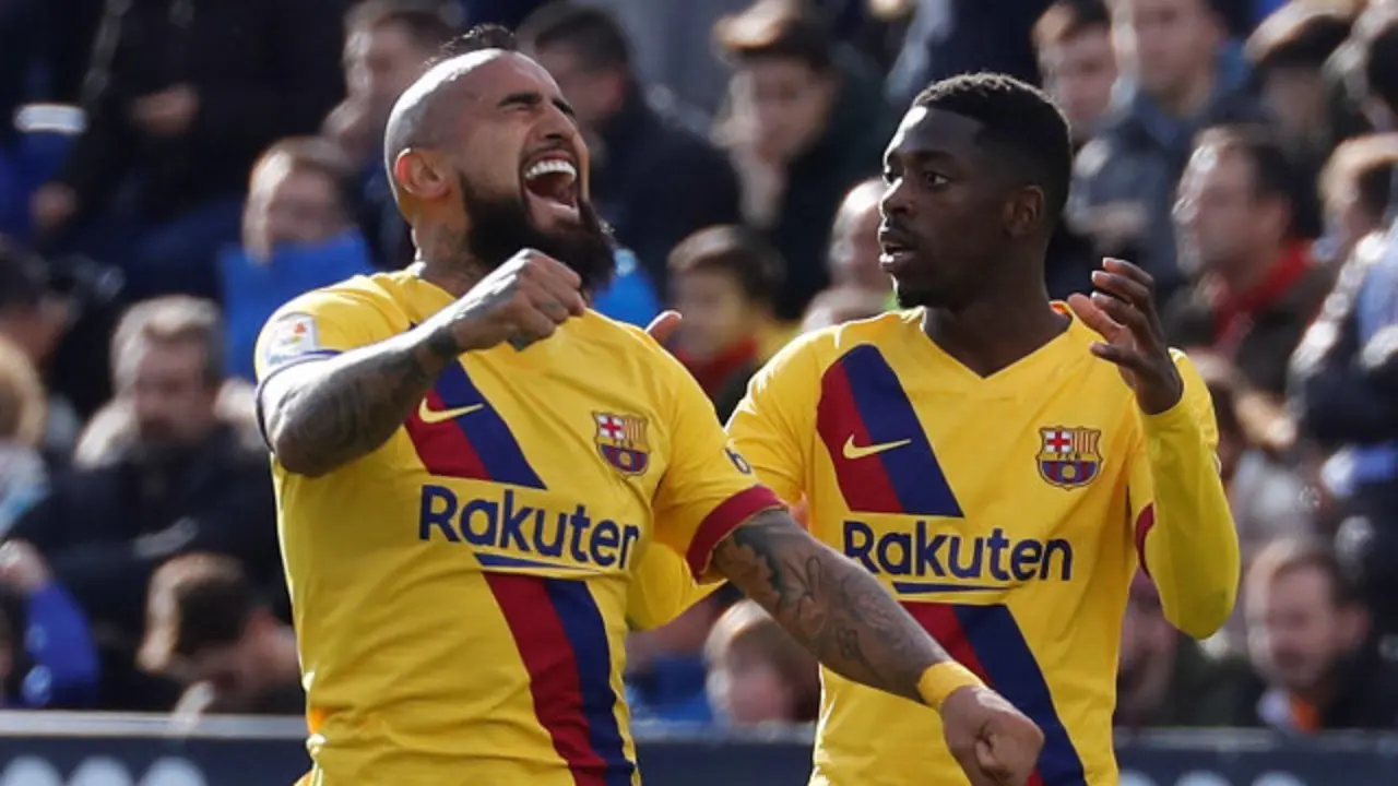 Arturo Vidal celebra su gol ante la mirada de Dembele.JUAN CARLOS HIDALGO (Efe)