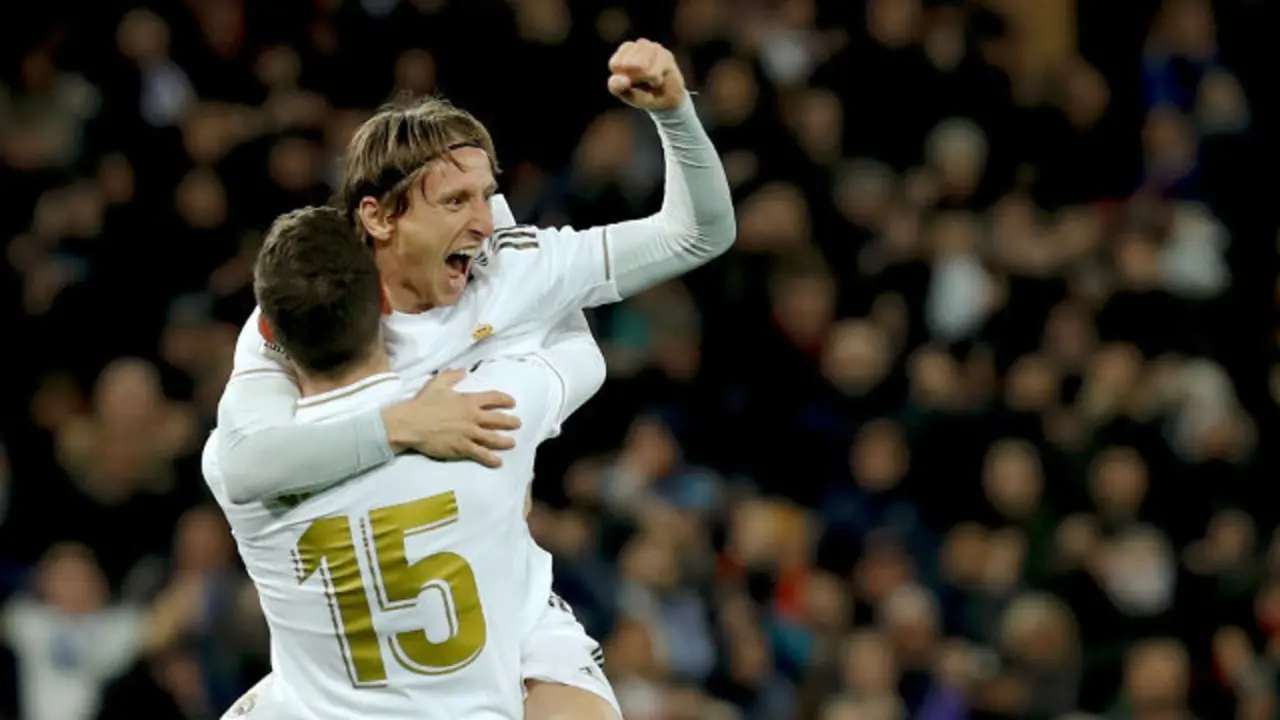 Federico Valverde celebra su tanto aupando a Luka Modric.BALLESTEROS (Efe)
