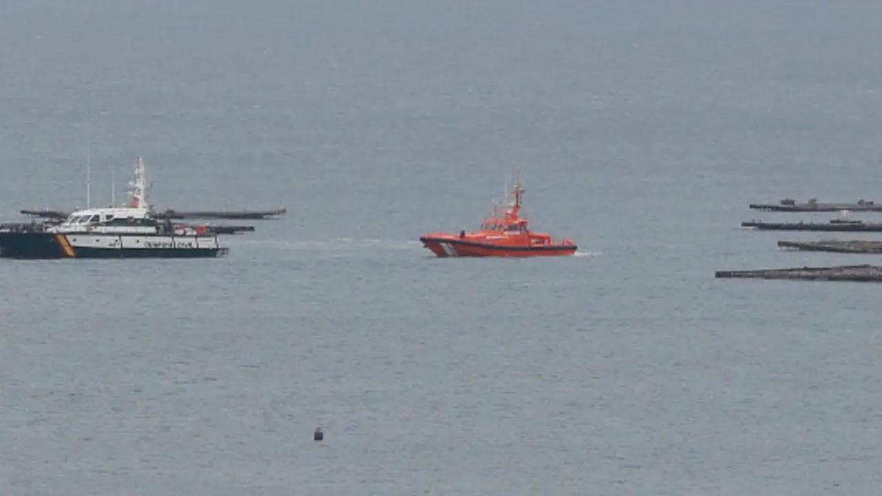 La patrullera del Instituto Armado, en el lugar del hundimiento. GONZALO GARCÍA - Portada