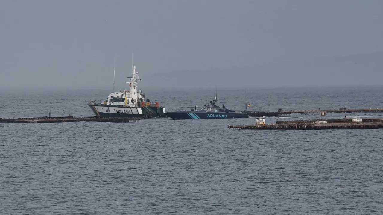 Labores de rescate, este lunes en la costa de Aldán. GONZALO GARCÍA