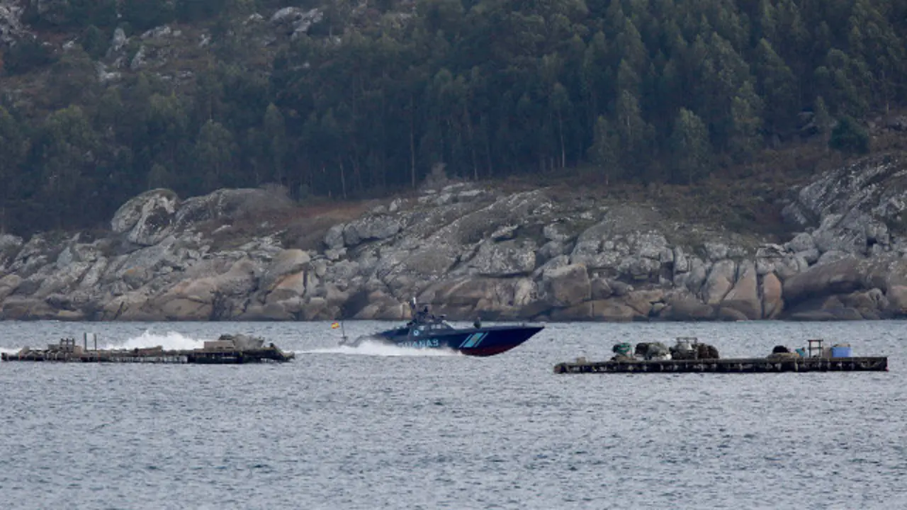Embarcación de Aduanas na zona onde foi atopado o  narcosubmarino. GONZALO GARCÍA