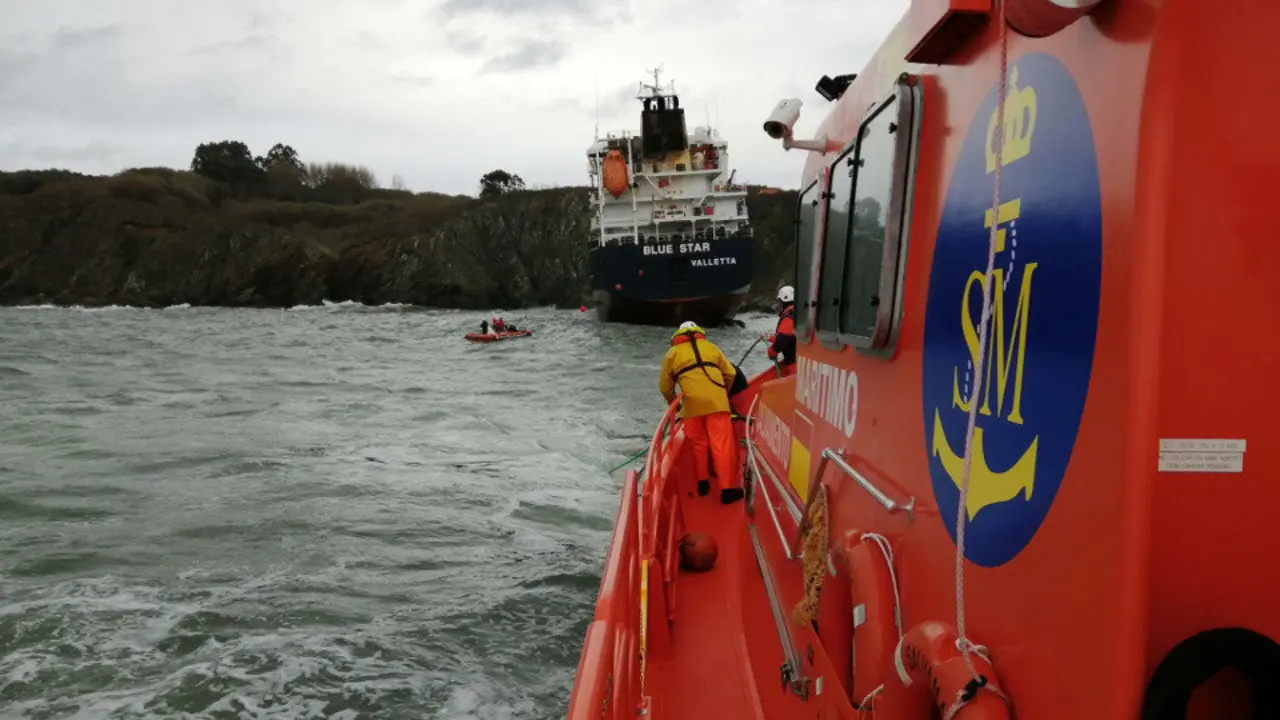 Trabajos para desencallar el Blue Star. SALVAMENTO MARÍTIMO