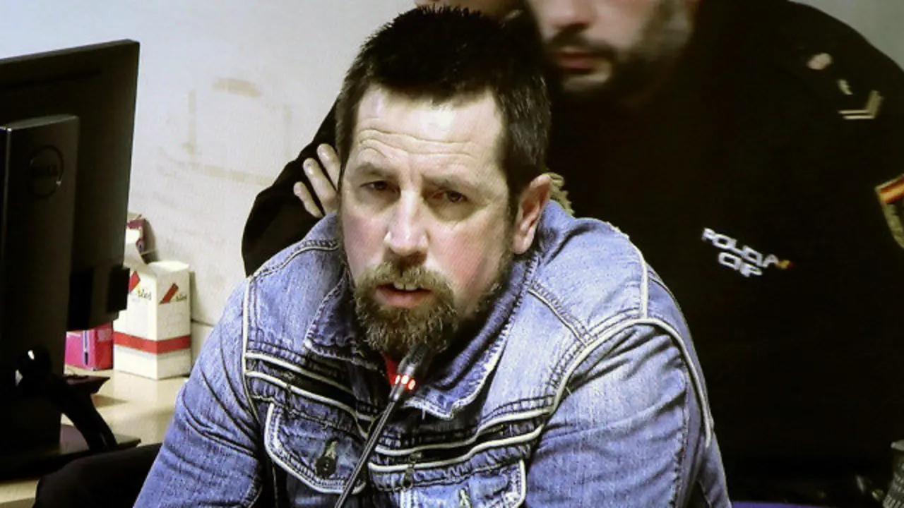 Imagen de la televisión que retransmite el juicio contra José Enrique Abuín Gey, alias El Chicle. EFE