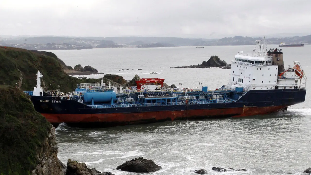 El Blue Star, encallado en la costa de Ares. KIKO DELGADO (EFE)
